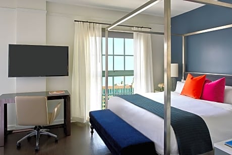 Smaller Guest room, 1 King, City view