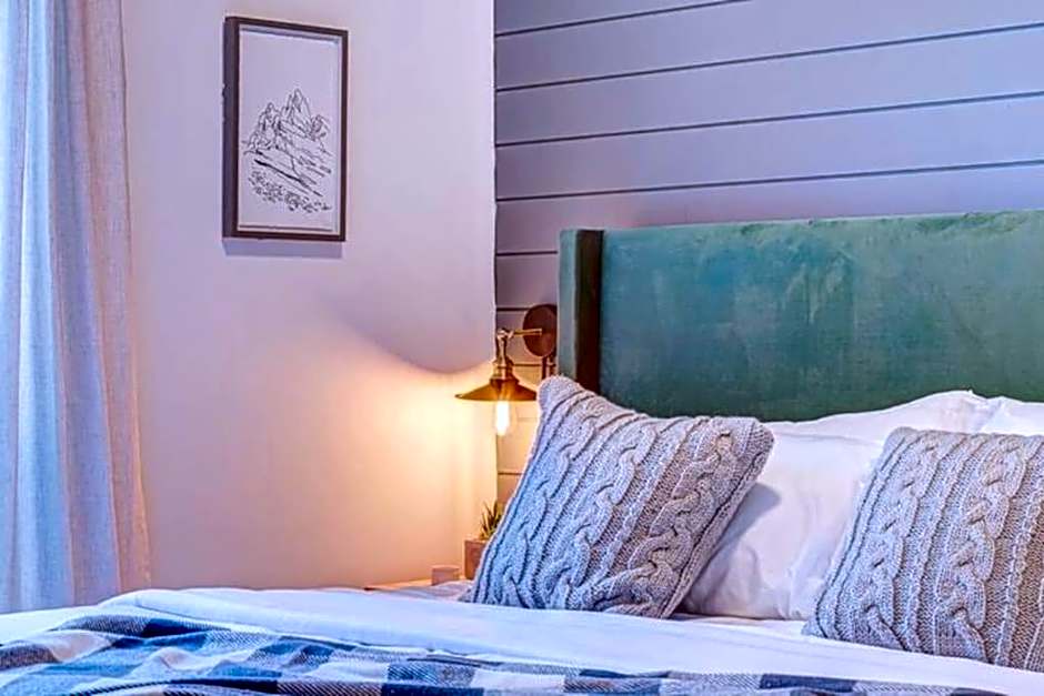 Mountain Retreat, Pool & Hot Tub, BBQ, Patio, King Bed, Sleeps 6!