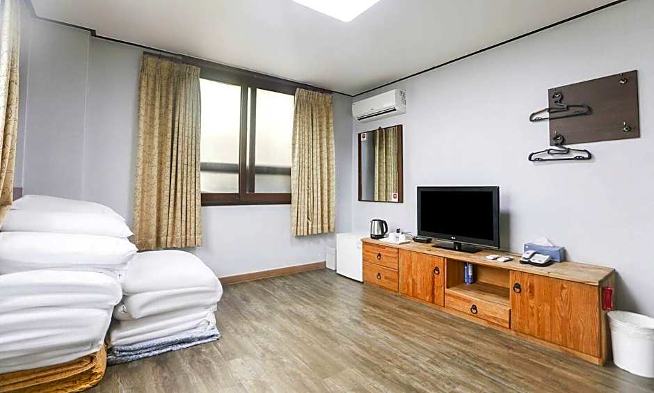 New Manhattan Tourist Hotel