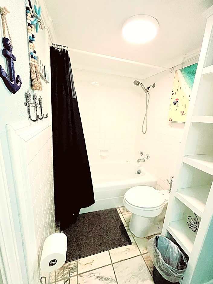 ON THE BEACH! COUPLES GETAWAY,HONEYMOON SWEET, Perfectly Cozy Beach Front Condo, full kitchen, pool, free parking,CHECK-IN AT DOOR