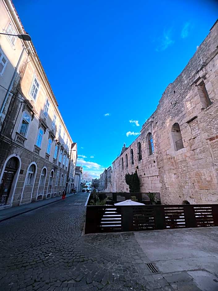 Leonis Restaurant & Rooms