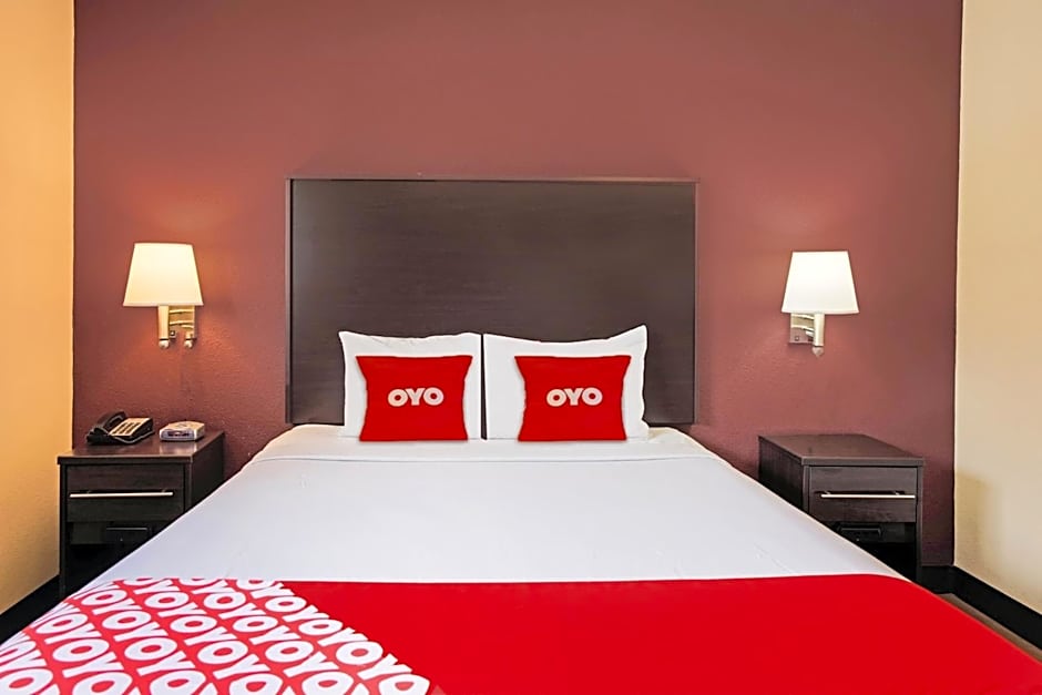 OYO Hotel McAllen Airport South - 1 mi from McAllen Medical Center