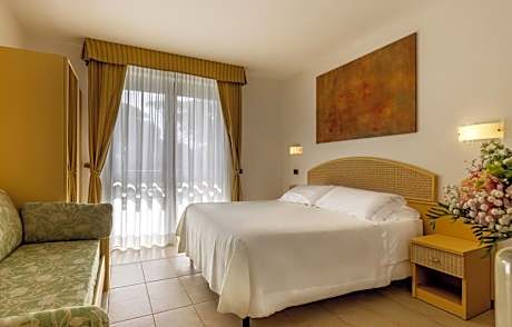 Superior Triple Room (1 Twin Bed and 1 King Bed)