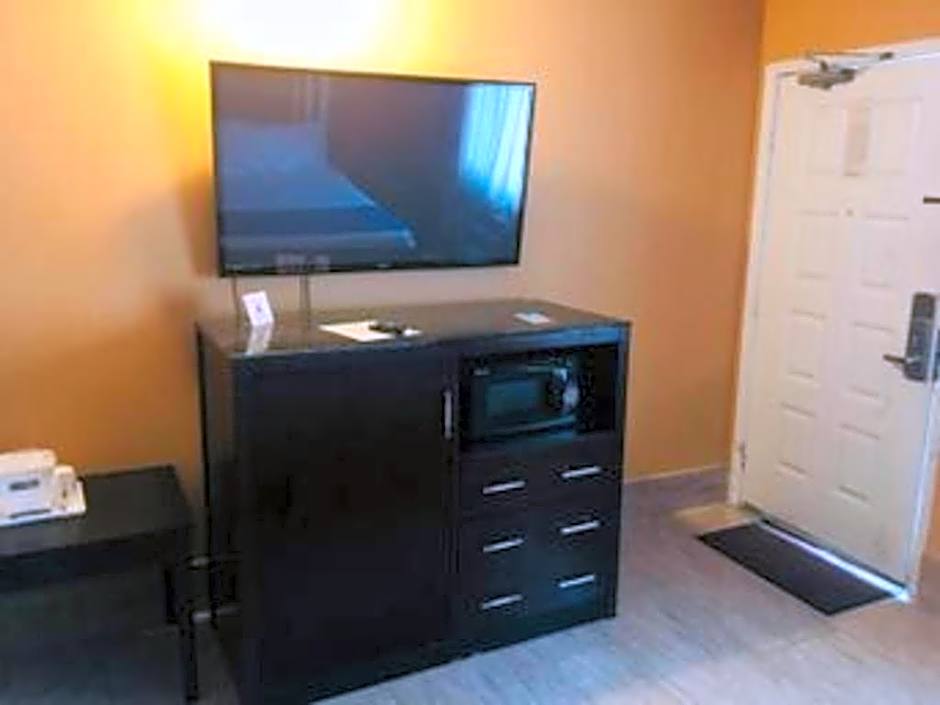 Travelodge by Wyndham Bay Shore Long Island