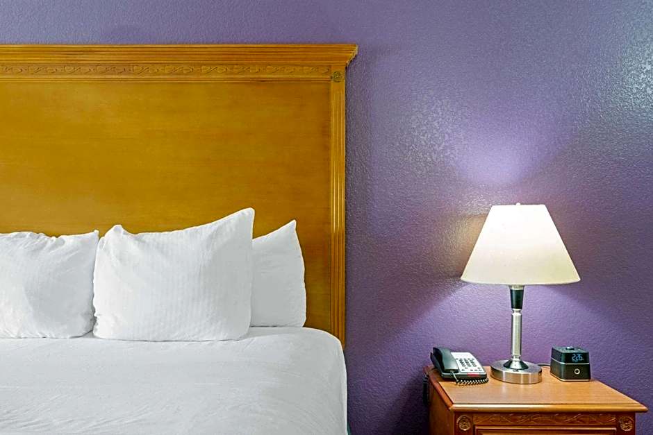 La Quinta Inn & Suites by Wyndham Ada