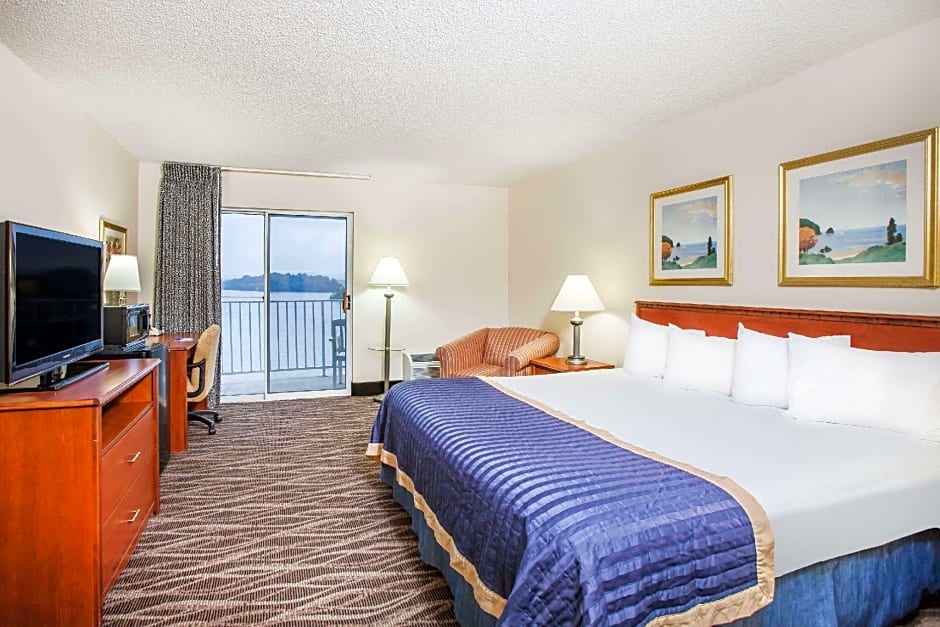 Baymont by Wyndham Hot Springs