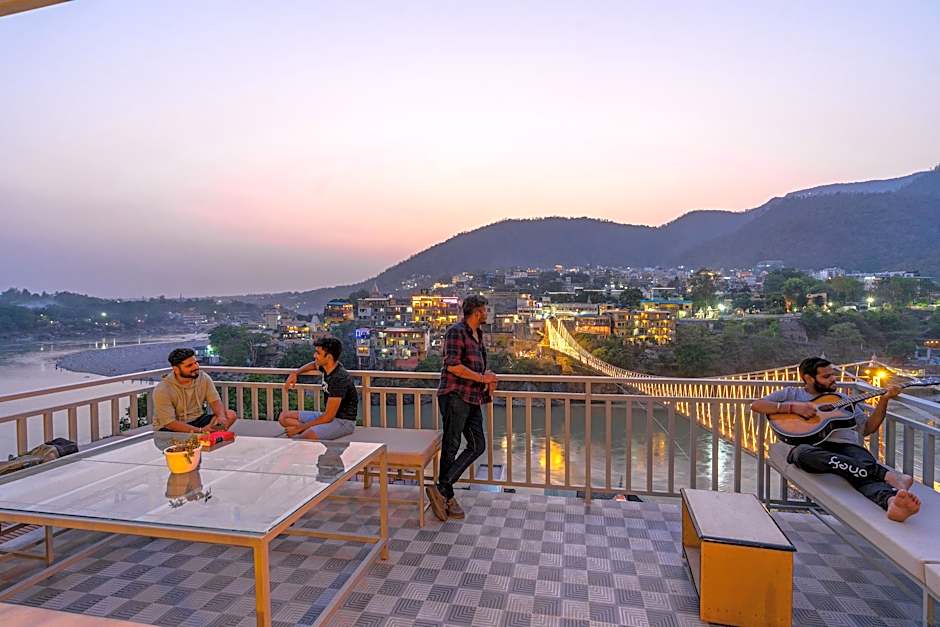 Madpackers Rishikesh Laxman Jhula — 16 fotoğraftan 1. fotoğraf