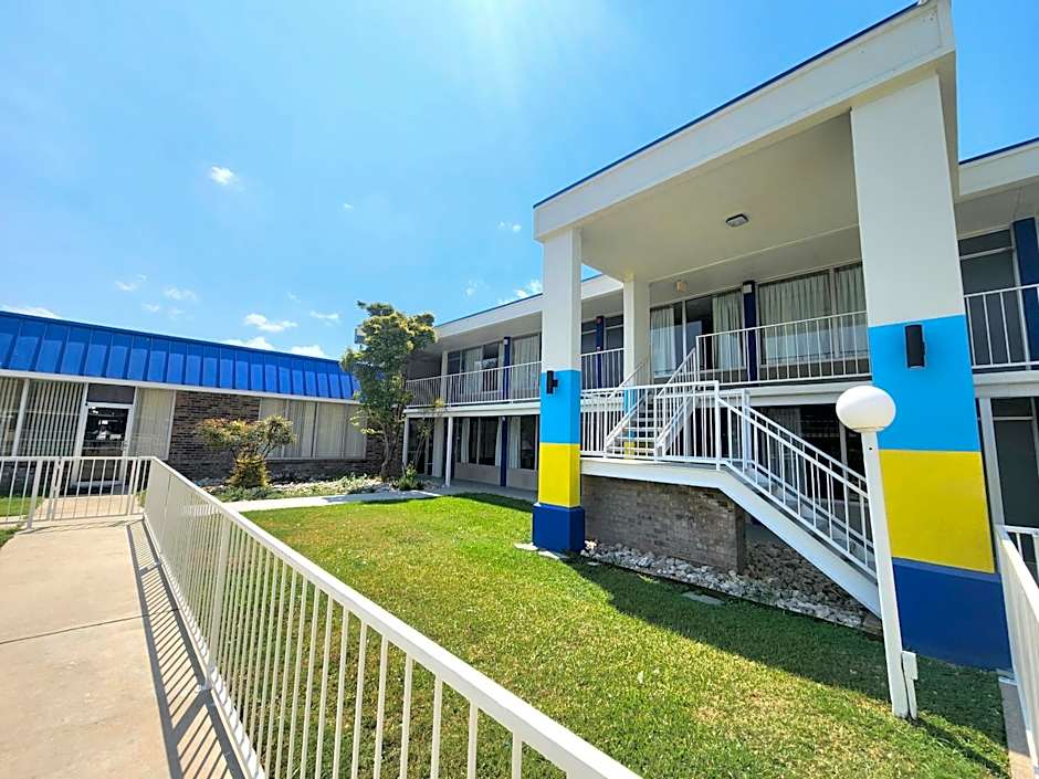 Days Inn by Wyndham Seguin TX