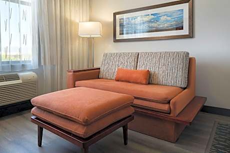 One-Bedroom King Suite with Sofa Bed and Adapted Tub - Mobility and Hearing Accessible