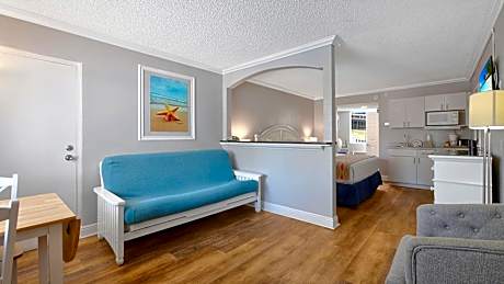 Standard Queen Room with Pool View