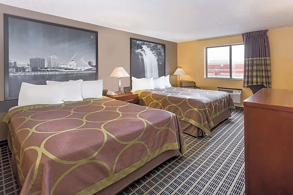 Super 8 by Wyndham Janesville