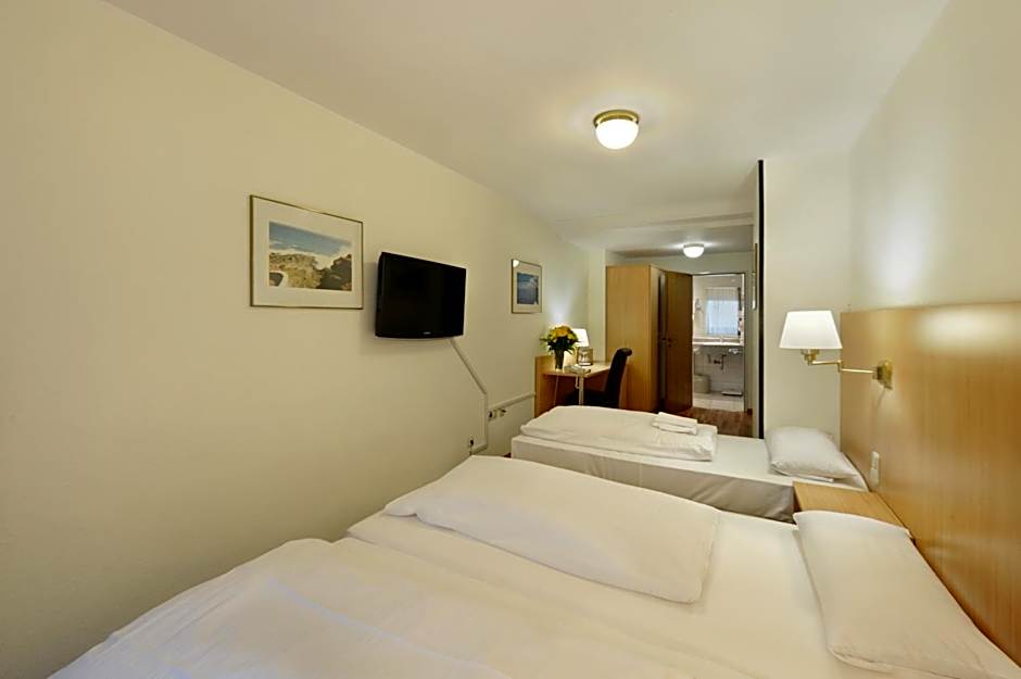 Photo 1 of 5 of Triple Room