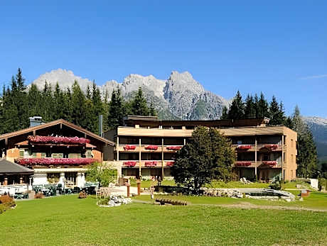 Holzhotel Forsthofalm