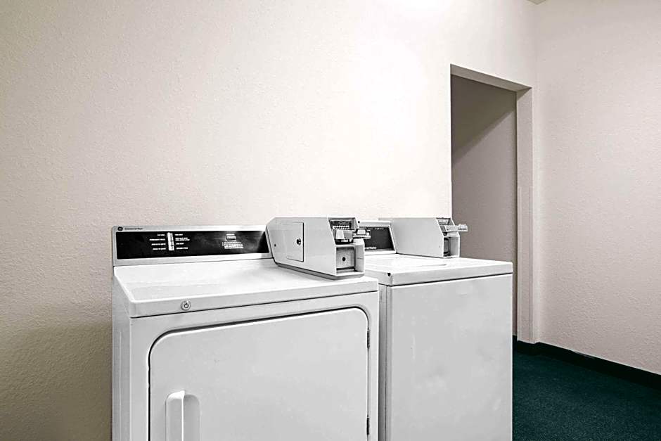 Days Inn by Wyndham Butler