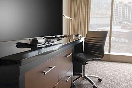 King Room with Roll-In Shower and City View - Mobility Access