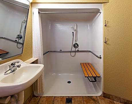 Queen Studio Suite - Low Floor