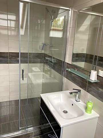 Dvojlôžková izba s vlastnou kúpelňou v priemyselnej zóne