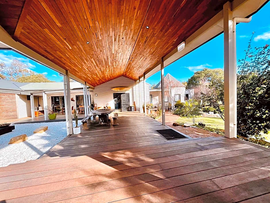 Grape Juice Retreat Rustic romantic gateway 5mins to beaches & town