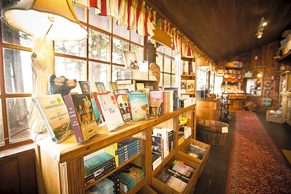 Storm Mountain Lodge Cabins Dining