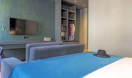 CR Familiar Hattrick