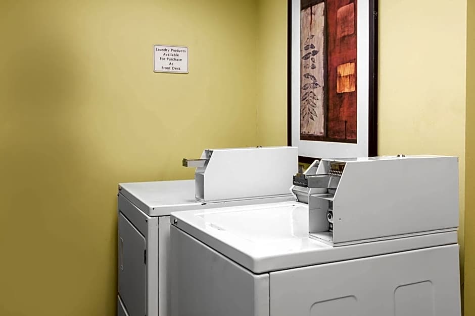 Days Inn & Suites by Wyndham Fort Pierce I-95
