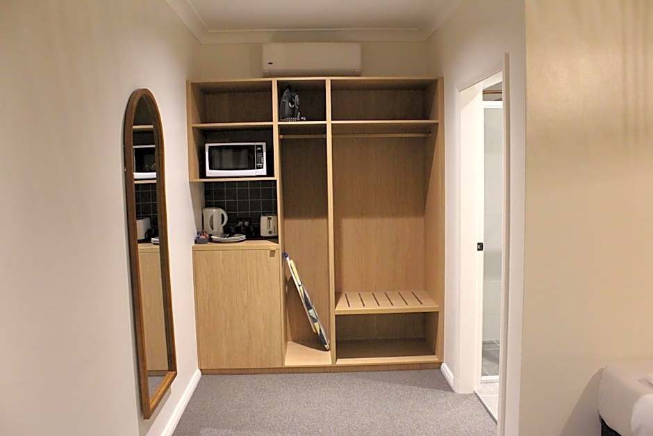 Palm and Pawn Motor Inn