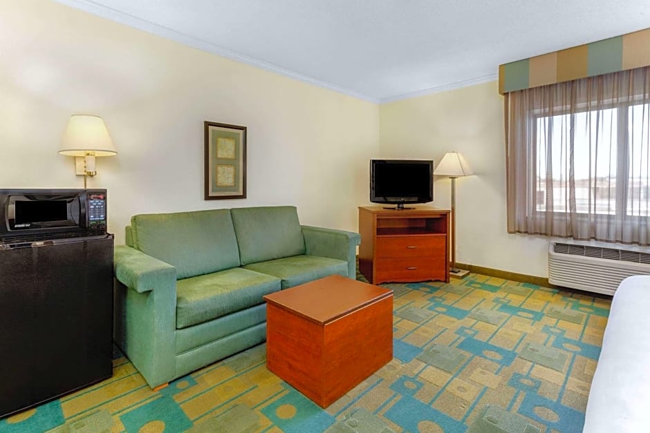 La Quinta Inn & Suites by Wyndham Chicago Willowbrook