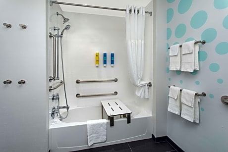 1 King Mobility Accessible W/Bathtub