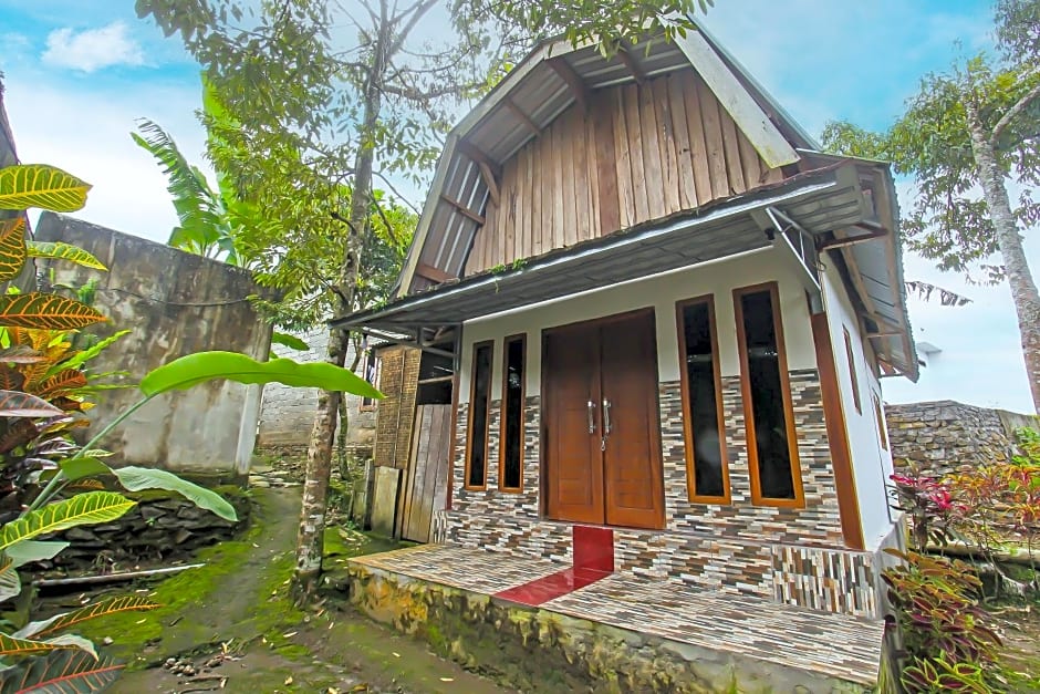 SPOT ON 92462 Awenk Homestay