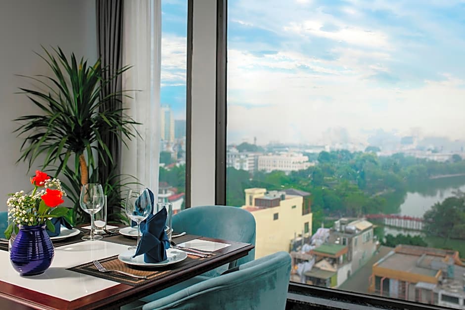 May De Ville Lakeside Hotel