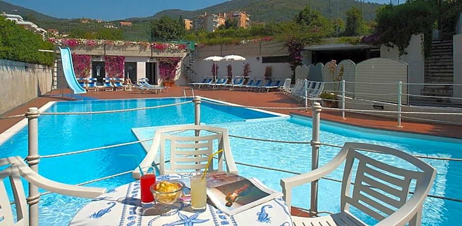 Hotel Riviera 3 Stelle con piscina estiva gratuita e garage a pagamento