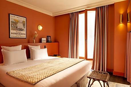 THE DELUXE ROOM