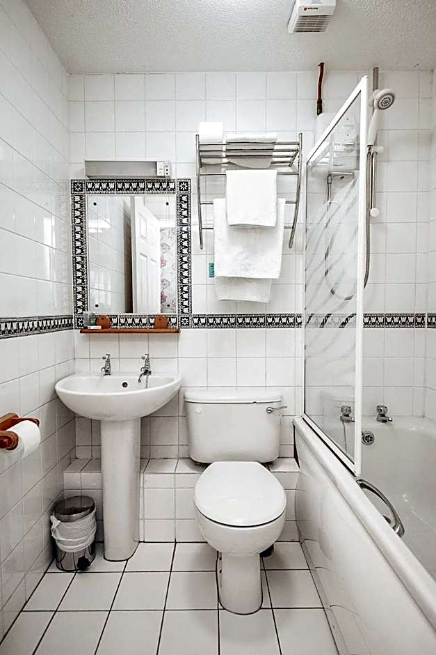 Trivelles Waterhall Country Gatwick Hotel & airport parking