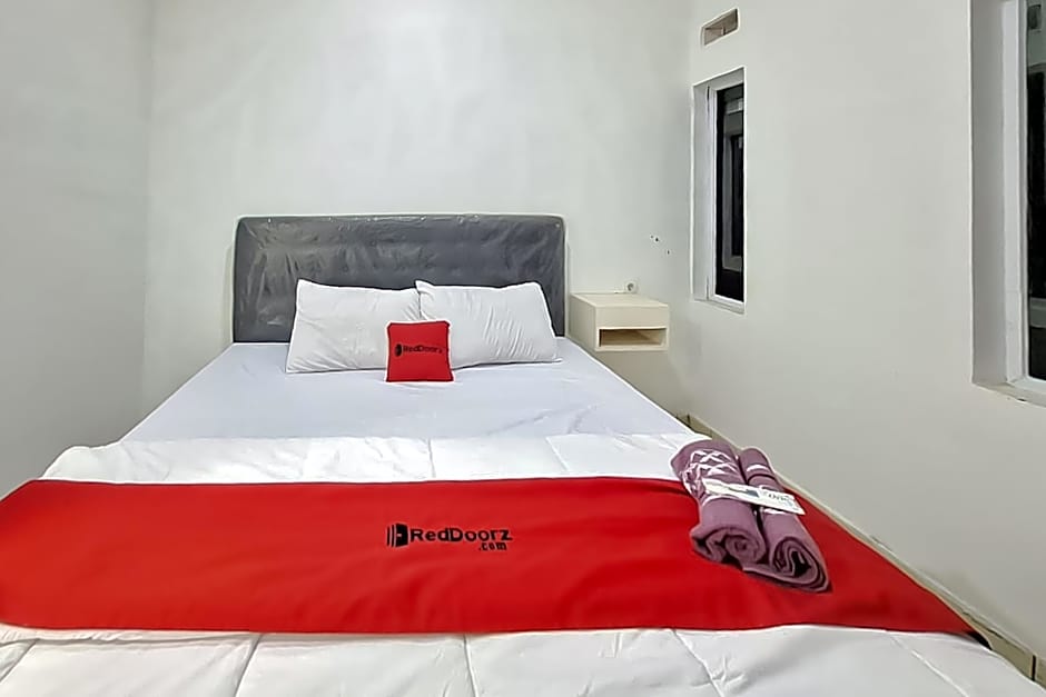 RedDoorz @ Jalan Ahmad Yani Karawang