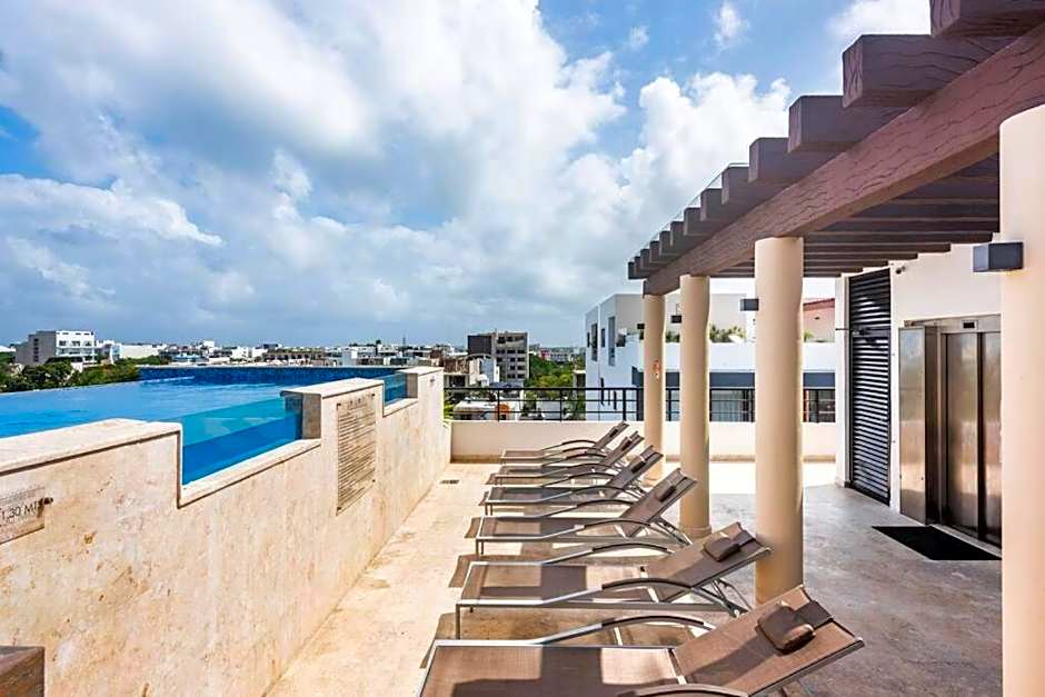 OneBR w Balcony or Small Studio in Playa del Carmen, BBQ, Pool Infinite, Whirlpool, AC, TV Smart, 200mb