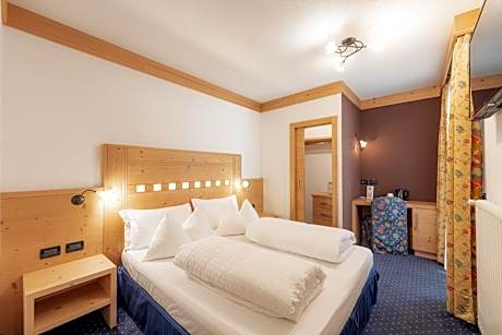 Double or Twin Room with Mountain View