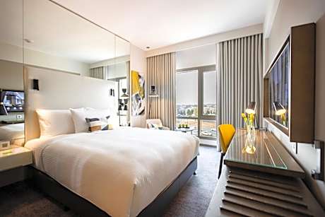 Centro Room - Queen Bed