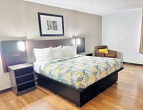 1 King Bed | Non-Smoking