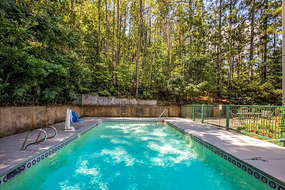 Quality Inn & Suites Greensboro near Lake Oconee