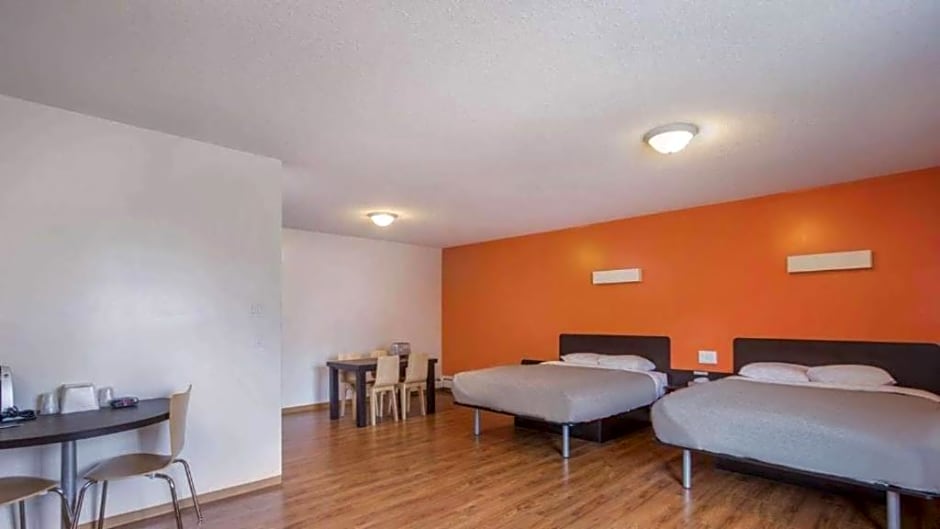 Motel 6-Camrose, AB