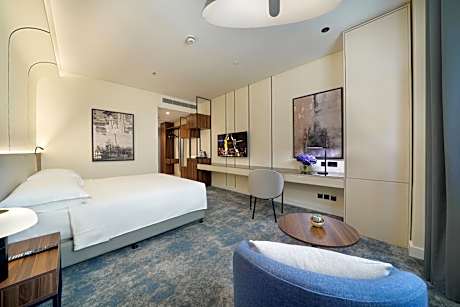 Guest Room - King Bed