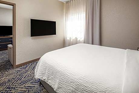 One-Bedroom Queen Suite - Low Floor