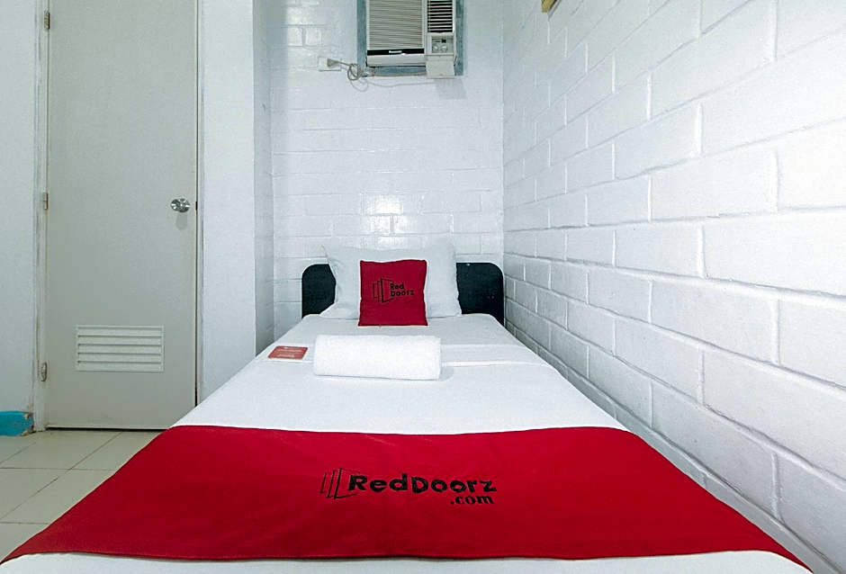 RedDoorz @ La Maria Pension and Tourist Inn