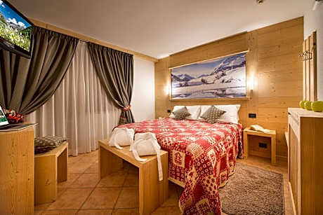 Double or Twin Room with Mountain View