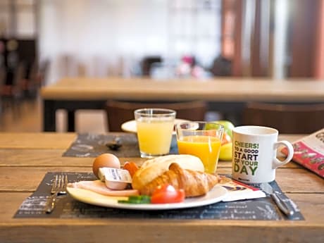 Room with ibis twin beds