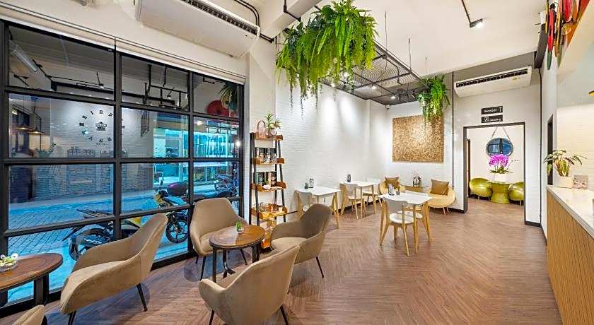 Siam Subway Hostel and Cafe