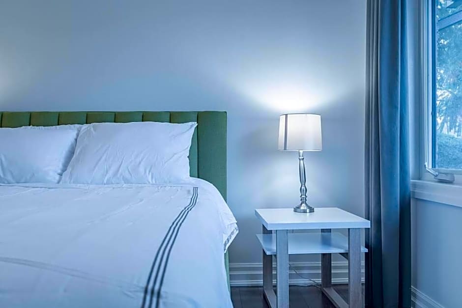 Luxurious & Modern 4BR House w/ 3 Car Parking