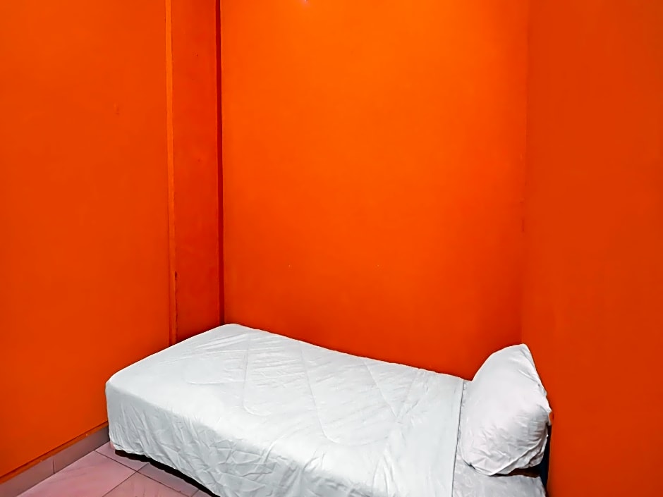 SPOT ON 92569 Anto Homestay SyariahNearPelabuhan Feri Harbor Bay