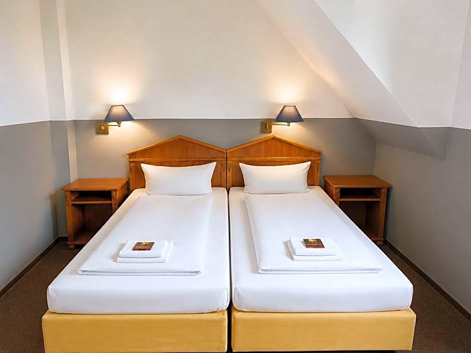 Hotel & Restaurant Heidekrug 24h Check-in, Pinneberg, Free Parking and WiFi