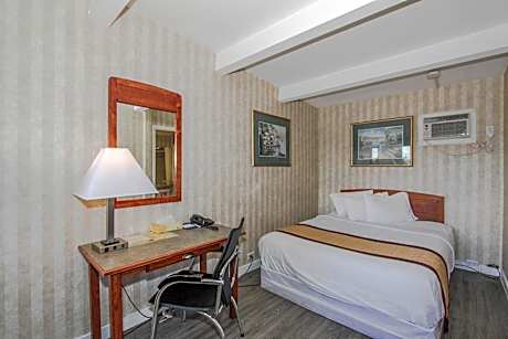 1 Queen Bed Non-Smoking